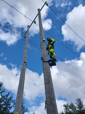 Vår CEO Stig Skjelvik monterer Gridguard i mast